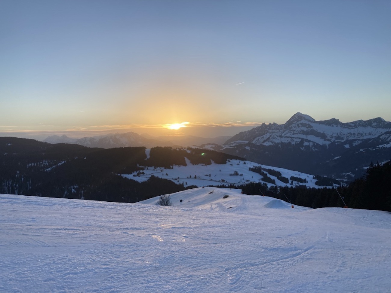 Coucher de soleil sur les pistes de ski