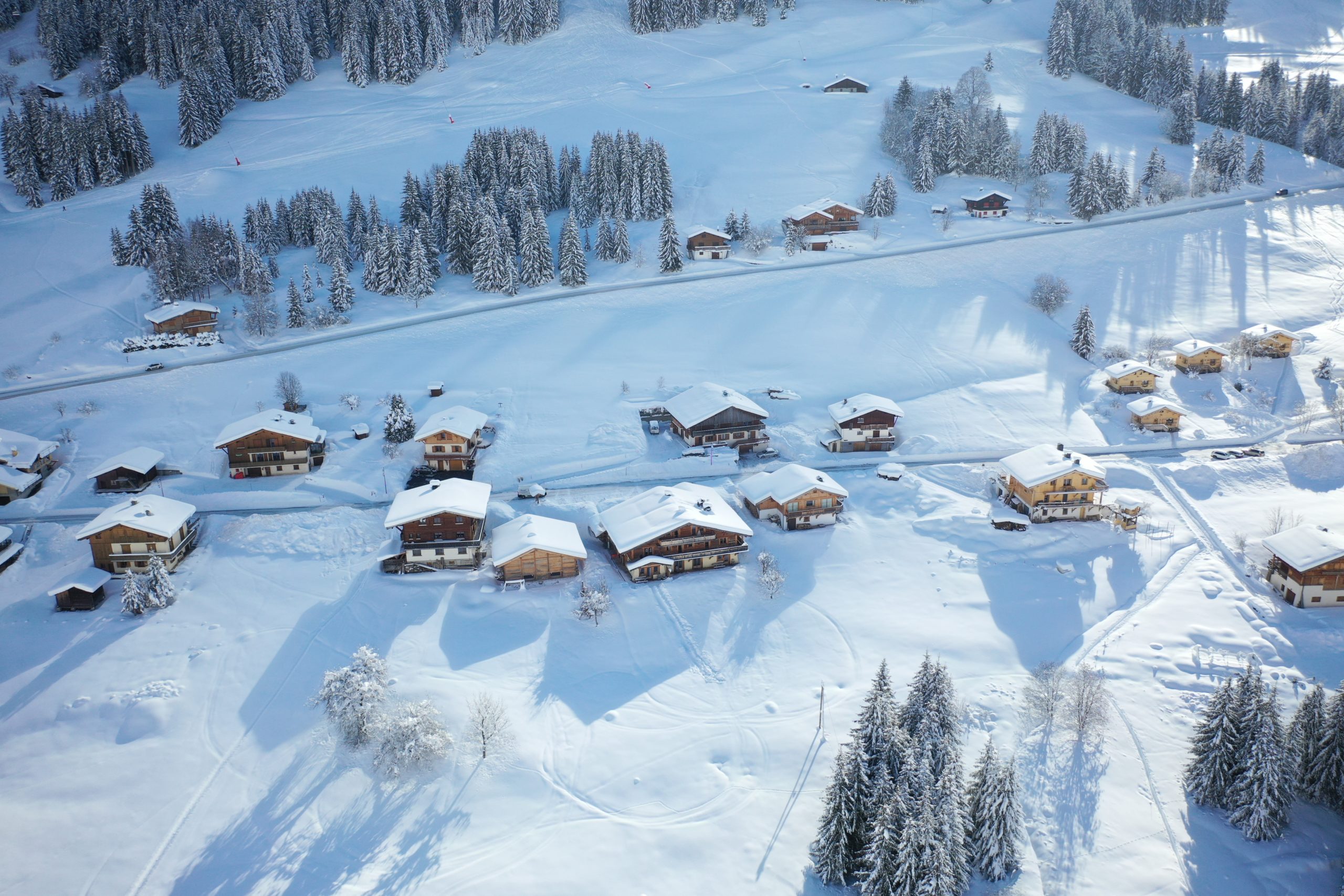 Vue aérienne sur la Ferme des Georgières et les chalets d'Heidi