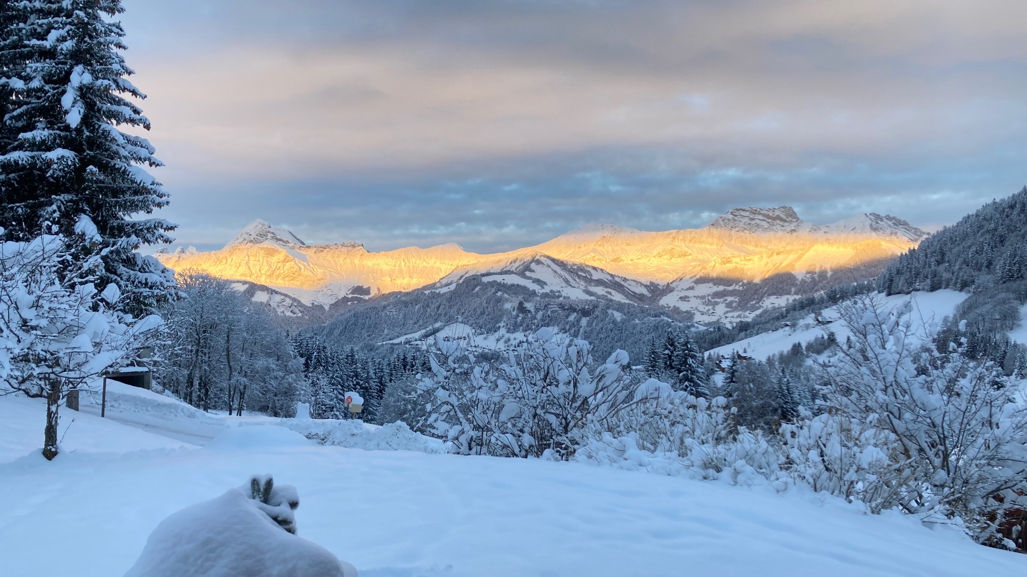 30/11/2021: Lever de soleil sur les Aravis, les Chalets d'Heidi, Notre Dame de Bellecombe