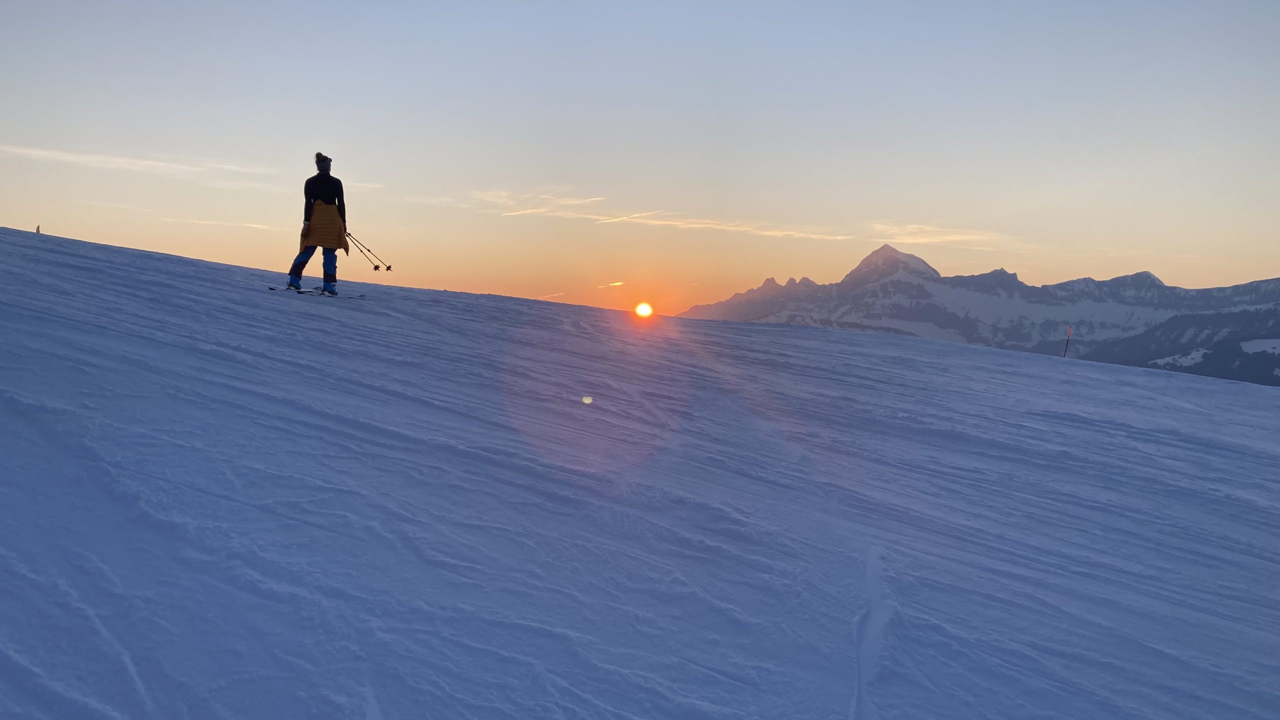 Heidi au ski et coucher de soleil depuis le la piste bleue